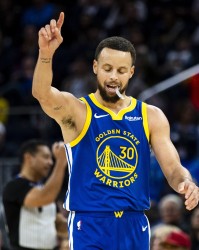 大乐透开奖号码-精准打击！库里底角接球 迎着防守高弧度三分砸进篮筐